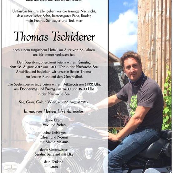 Ein Gedenkposter für Thomas Tschiderer, der im Alter von 36 Jahren verstarb. Das Poster zeigt ein Foto von ihm auf einem Motorrad, Details zur Beerdigungsfeier und eine Liste seiner Lieben.