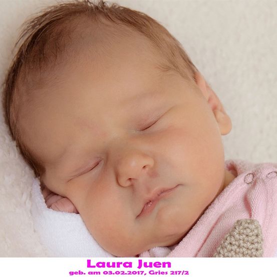 Ein Babymädchen namens Laura Juen, geboren am 3. Februar 2017, schläft friedlich mit geschlossenen Augen. Sie ist in eine weiße Decke gewickelt.