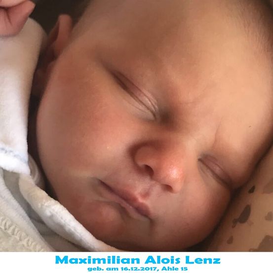 Ein Nahaufnahme eines schlafenden Babys mit einer weißen Decke, die auf einer Schulter mit sichtbarer Tätowierung ruht. Der Name des Babys, Maximilian Alois Lenz, und sein Geburtsdatum, 16.12.2017, sind unten angezeigt.