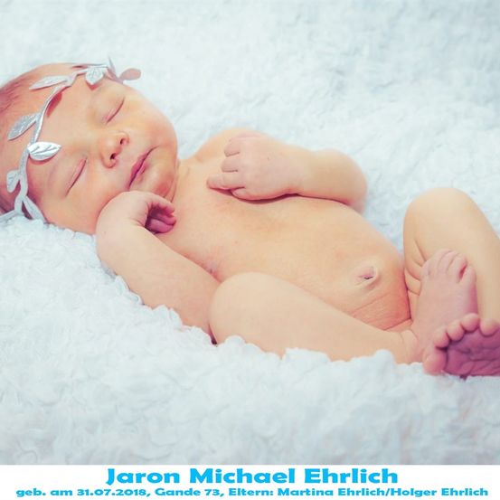 Ein schlafendes Neugeborenes auf einer weißen Decke mit einer silbernen Blattkrone. Das Baby heißt Jaron Michael Ehrlich, geboren am 31. Juli 2018.