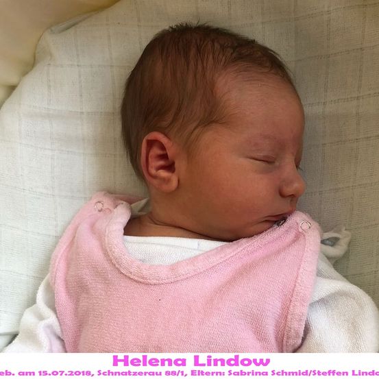 Ein neugeborenes Mädchen, Helena Lindow, geboren am 15.07.2018, schläft friedlich in einem rosa Lätzchen. Sie liegt auf einem weißen Tuch.