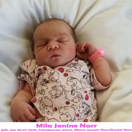 Neugeborenes Baby Mila Janine Narr schläft auf einer weißen Decke und trägt ein rosa Armband, geboren am 25. Juli 2018.