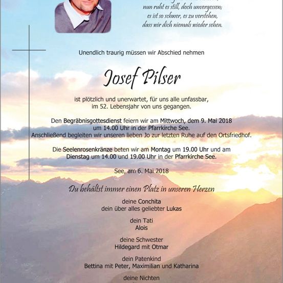 Ein Gedenkposter für Josef Pilser mit seinem Foto, einem Sonnenuntergangshintergrund und Details über seine Beerdigung und Beisetzung. Das Poster enthält eine herzliche Botschaft und die Namen seiner Familienmitglieder.