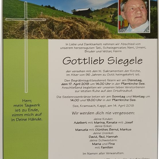 Ein Gedenkposter für Gottlieb Siegele mit seinem Foto, einem Kreuz und einer grünen Hügellandschaft. Das Poster enthält Details zu seiner Beerdigung und seinem Grab.