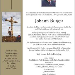 Ein Nachruf auf Johann Burger mit einem Foto von ihm neben einem Kreuz, einschließlich Details zu seiner Beerdigung und Beisetzung.