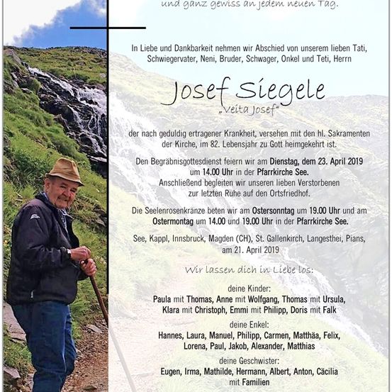 Ein Gedenkzettel für Josef Siegele mit einem Foto von ihm vor einem Berghintergrund, einschließlich Details zu seiner Beerdigung und Gedenkfeiern.