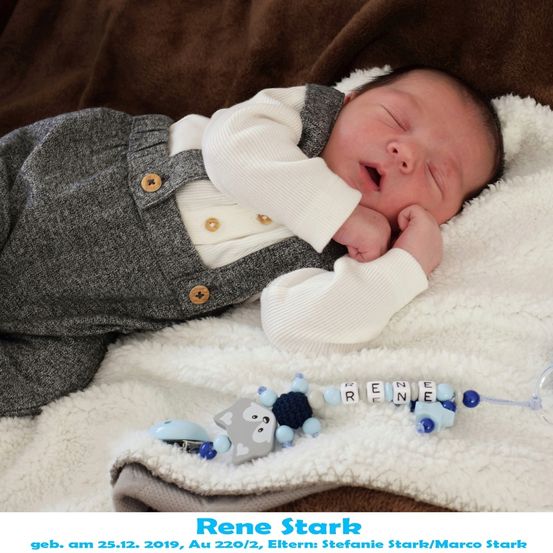 Ein neugeborener Junge, Rene Stark, geboren am 25.12.2019, schläft auf einer weißen Decke mit einem blau-weißen Babyzahner.