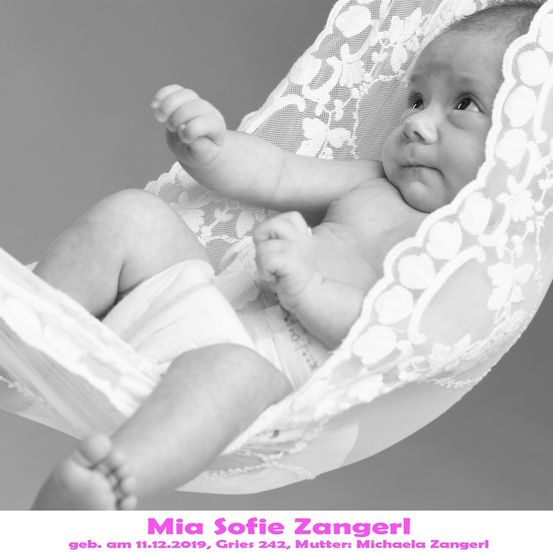 Ein Schwarz-Weiß-Foto eines Babymädchens namens Mia Sofie Zangerl, geboren am 11. Dezember 2019, in Gries 242, mit ihrer Mutter Michaela Zangerl.