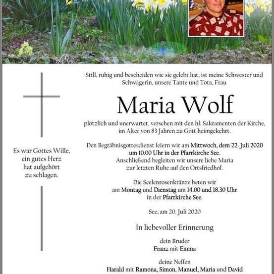 Ein Gedenkzettel für Maria Wolf mit einem Foto von ihr, umgeben von Narzissen, und einer Nachricht ihrer Familie. Der Zettel enthält Details über ihren Trauergottesdienst und ihre Beerdigung.