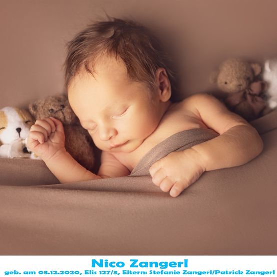 Ein Neugeborenes namens Nico Zangerl schläft friedlich mit einer Decke und Teddybären um ihn herum. Er wurde am 3. Dezember 2020 geboren.