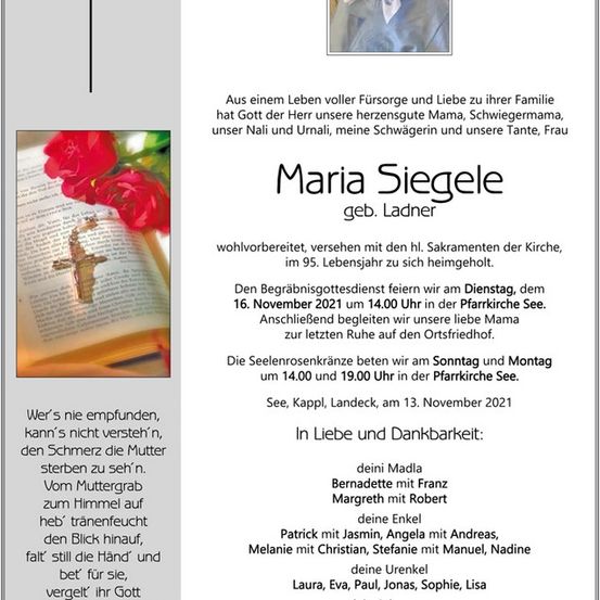 Ein Gedenkzettel für Maria Siegele mit einem Foto von ihr, einem Kreuz und einem offenen Buch mit roten Rosen. Der Zettel enthält Details über ihr Leben, den Beerdigungsgottesdienst und eine herzliche Botschaft.