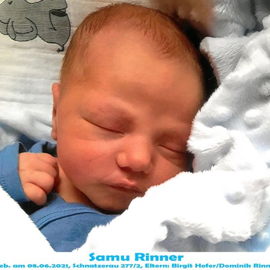 Neugeborenes Baby Samu Rinner schläft auf einer weißen Decke, trägt ein blaues Hemd, geboren am 08.06.2021.