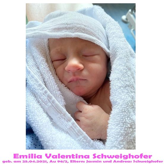 Neugeborenes Baby Emilia Valentina Schweighofer, geboren am 25.04.2021, in ein weißes Handtuch gewickelt, mit geschlossenen Augen und einem friedlichen Gesichtsausdruck.