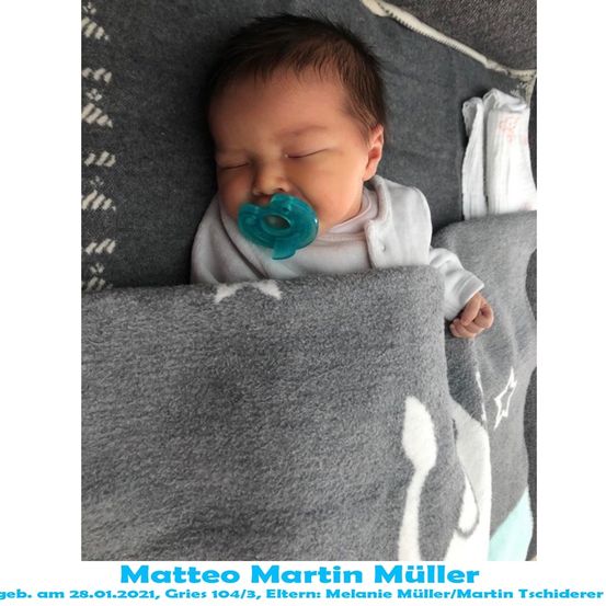 Neugeborenes Baby Matteo Martin Müller, geboren am 28.01.2021, schläft friedlich mit einem blauen Schnuller. Es ist in eine graue Decke mit weißem Muster eingewickelt.