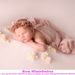 Ein schlafendes Babymädchen mit einer rosa Blumenkrone liegt auf einer rosa Decke mit verstreuten weißen Blumen. Das Bild ist mit dem Namen des Babys, Eva Kleinhein, und dem Datum 20. Mai 2021 beschriftet.