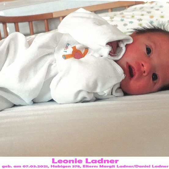 Neugeborenes Baby Leonie Ladner, geboren am 07.03.2021 in Habigen 378, mit Eltern Margit und Daniel Ladner, liegt auf einem Bett.