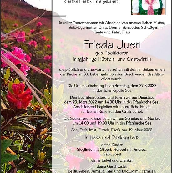 Ein Gedenkposter für Frieda Juen mit einem Blumenhintergrund, einem Foto von Frieda und Details zu ihren Beerdigungsfeierlichkeiten und Bestattung. Das Poster enthält einen deutschen Textgedächtnis.