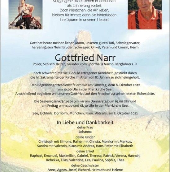 Ein Gedenkposter mit Berghintergrund zeigt einen Mann in Kletterausrüstung, einen Mann in einem orangefarbenen Shirt und ein Kreuz. Der Text in Deutsch beschreibt das Leben und den Tod von Gottfried Narr, einschließlich seiner Familie und der Beerdigungsarrangements.