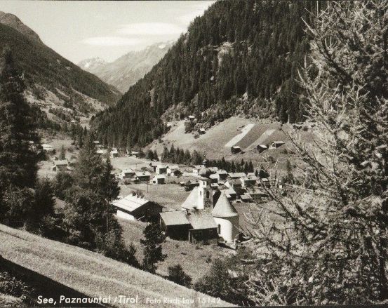 Ein Schwarz-Weiß-Foto eines kleinen Dorfes in den Bergen des Paznauntals, Tirol, Österreich, aufgenommen 1942.