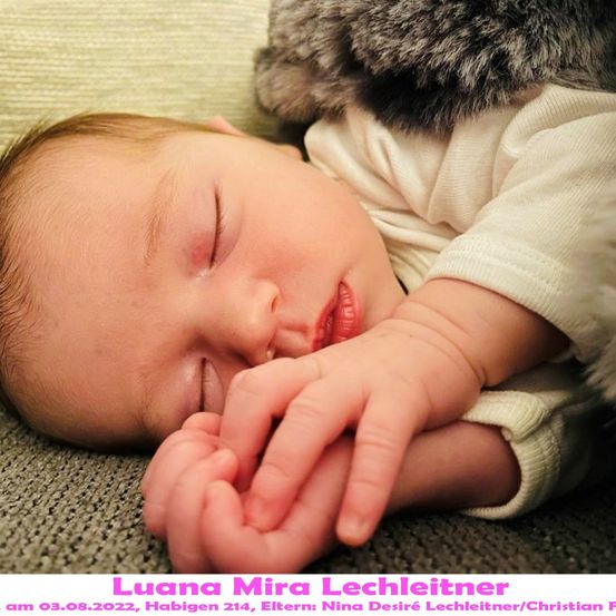 Ein Babymädchen, Luana Mira Lechleitner, geboren am 03.08.2022, schläft friedlich mit der Hand auf der Wange.