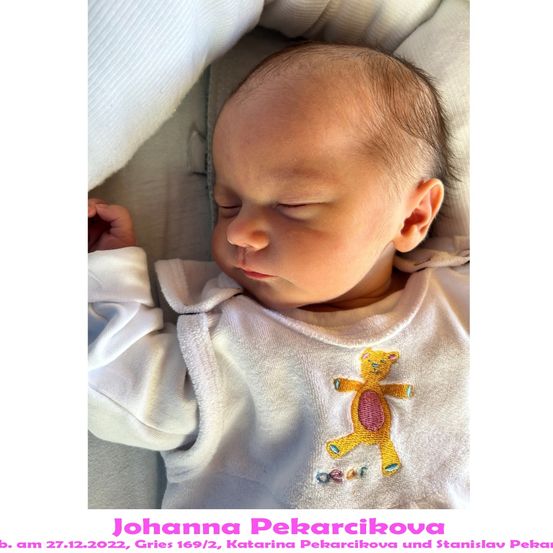 Ein Babymädchen namens Johanna Pekarcikova, geboren am 27. Dezember 2022, schläft friedlich in einem weißen Outfit mit einem gelben Bären aufgestickt.