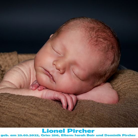 Ein Neugeborenes, Lionel Pischer, geboren am 23.05.2022, schläft friedlich auf einer braunen Decke.