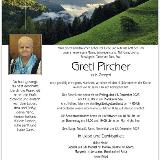Ein Gedenkposter für Gretl Pircher, das eine friedliche Landschaft mit einem Kreuz und einem Porträt einer älteren Frau zeigt. Der Text ist in Deutsch und enthält Details über ihr Leben und die Beerdigungsarrangements.