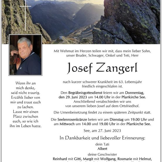 Ein Gedenkposter für Josef Zangerl mit einer Berglandschaft im Hintergrund und einem Foto des Verstorbenen. Der Text enthält Details über sein Leben, den Trauergottesdienst und die Beisetzung.
