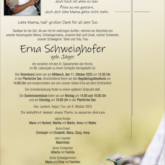 Ein Gedenkzettel für Erna Schweighofer, die im Alter von 88 Jahren verstarb. Der Zettel enthält ein Foto von Erna, ein Gedicht und Details über ihre Beerdigung und Bestattung. Der Zettel listet auch ihre Familienmitglieder auf.