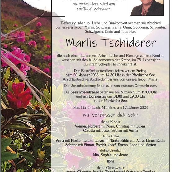 Ein Gedenkkarte für Marlis Tschiderer mit einem Foto von ihr und einem Blumenhintergrund. Die Karte enthält Details über ihr Leben, ihren Tod und die bevorstehenden Beerdigungs- und Begräbnisfeierlichkeiten.