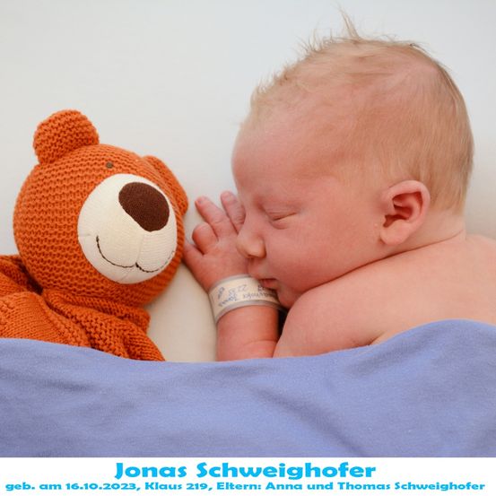 Ein Neugeborenes namens Jonas, geboren am 16. Oktober 2023, schläft friedlich neben einem gestrickten orangefarbenen Teddybären. Das Baby trägt eine Krankenhausarmband.