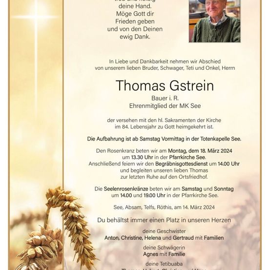 Ein Gedenkzettel für Thomas Gstrein, Bruder, Ehemann, Vater und Onkel, der im Alter von 84 Jahren verstarb. Der Zettel enthält Details über seine Beerdigung und Bestattung, mit einem Foto von ihm.