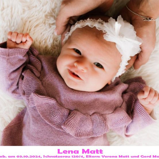 Ein Babymädchen namens Lena Matt, geboren am 03.10.2024, liegt auf einer weißen Pelzoberfläche und trägt ein lila Rüschenkleid und eine weiße Haarschleife mit einer Schleife. Ihre Eltern sind Verena Matt und Gerd Matt.