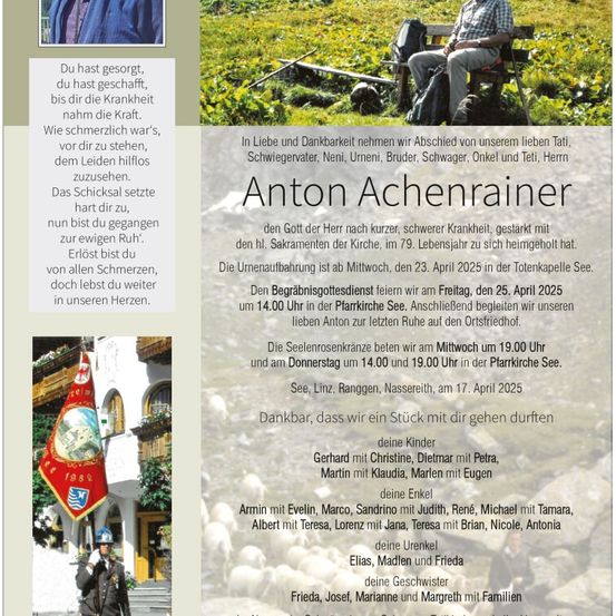 Ein Nachruf auf Anton Achrainer mit Angaben zu Beerdigung und Gedenkfeiern, einschließlich eines Fotos von ihm und einer Flagge.