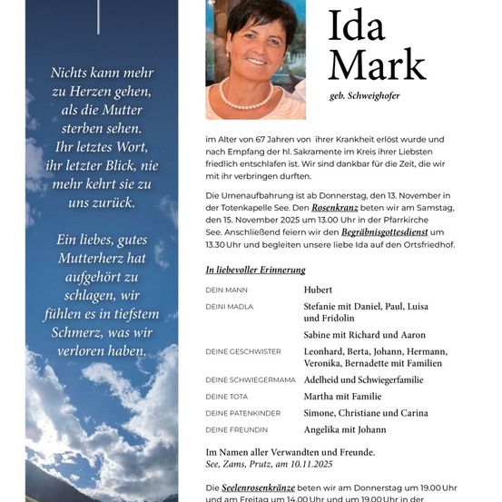 Ein Gedenkposter für Ida Mark mit einem Foto von ihr und Informationen über ihr Leben, einschließlich ihrer Familie und Freunde. Das Poster enthält einen Zitat, Details zur Beerdigung und eine Liste von Verwandten und Freunden.