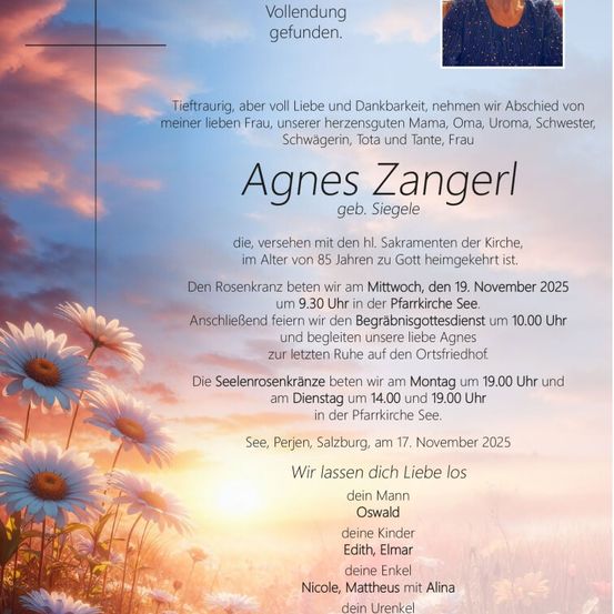 Ein Gedenkposter für Agnes Zangerl, die im Alter von 85 Jahren verstorben ist. Das Poster enthält ein Foto, eine herzliche Botschaft und Details zu den Beerdigungs- und Bestattungsfeierlichkeiten.