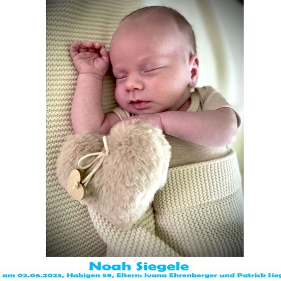 Der neugeborene Noah Siegele schläft friedlich auf einer gestrickten Decke, trägt ein beigefarbenes Outfit und hält ein herzförmiges Plüschtier. Das Bild ist vom 2. Juni 2025.