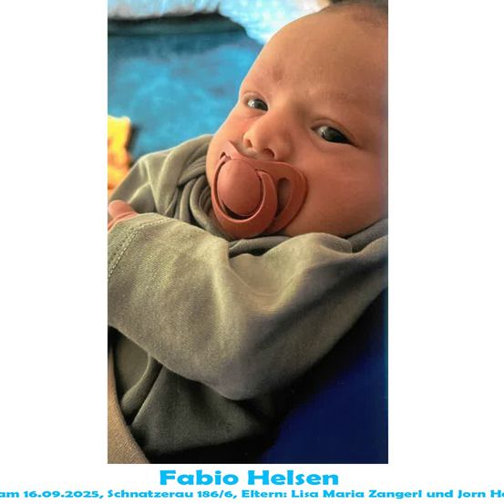 Ein Nahaufnahme eines Babyjungen mit Schnuller, der ein graues Shirt trägt und von jemandem gehalten wird. Der Name des Babys ist Fabio Helsen.