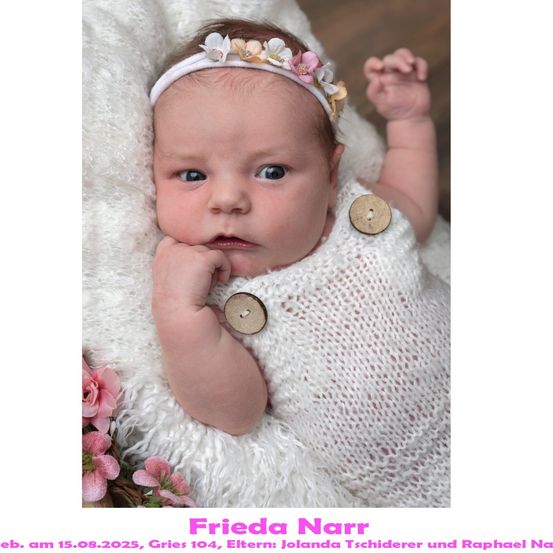 Ein Babymädchen mit Blumenkopfband liegt auf einer weißen Decke und trägt ein weißes gestricktes Kleid mit Knöpfen. Das Bild ist vom 15. August 2025 und enthält die Namen der Eltern.