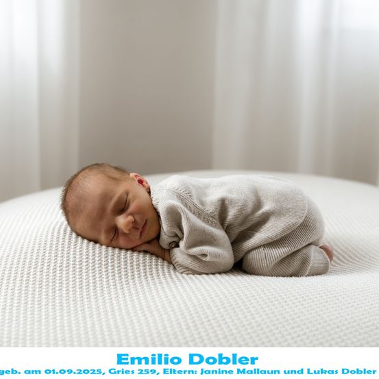 Ein Neugeborenes schläft friedlich auf einem weißen Bett mit einer gestrickten Decke und trägt ein hellgraues Overall. Das Bild enthält einen Wasserzeichen mit dem Namen und Geburtsdatum des Babys.