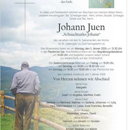 Ein Traueranzeige für Johann Juen, der im Alter von 91 Jahren verstorben ist. Das Poster zeigt ein Foto eines Mannes, der an einem Zaun steht, ein Kreuz und Details über die Beerdigungsfeierlichkeiten.