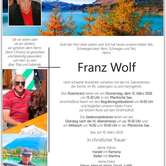 Ein Gedenkposter für Franz Wolf mit einem Foto von ihm und seinem Hund, umgeben von Familienfotos und einer landschaftlichen Kulisse. Es enthält Details zu seiner Beerdigung und Beisetzung.