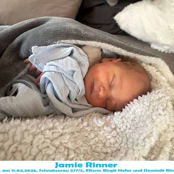Ein neugeborener Junge, Jamie Rinner, schläft friedlich in einem gemütlichen Bett, das mit einer weißen Decke bedeckt ist. Er wurde am 11. Februar 2026 in Schnatzerau geboren.