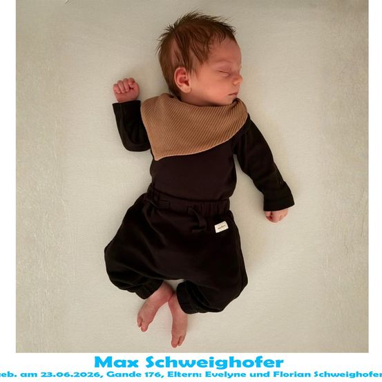 Ein Babyjunge namens Max Schweighofer, geboren am 23. Juni 2026, schläft auf einer weißen Oberfläche und trägt ein schwarzes Outfit und einen braunen Schal.