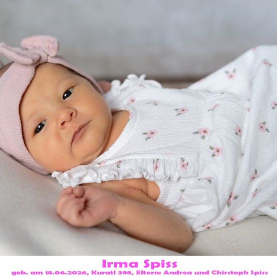 Ein Babymädchen namens Irma Spiss, geboren am 18.06.2026, liegt auf einer weißen Oberfläche und trägt ein rosa Blumen-bedrucktes Outfit und eine passende Mütze. Das Bild ist klar und gut komponiert.