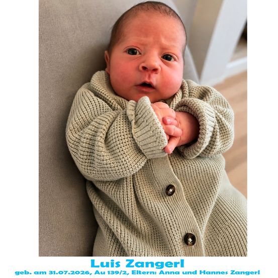 Ein Babyjunge namens Luis Zangerl, geboren am 31.07.2026, sitzt auf einer Couch und trägt ein beiges Strickoutfit.