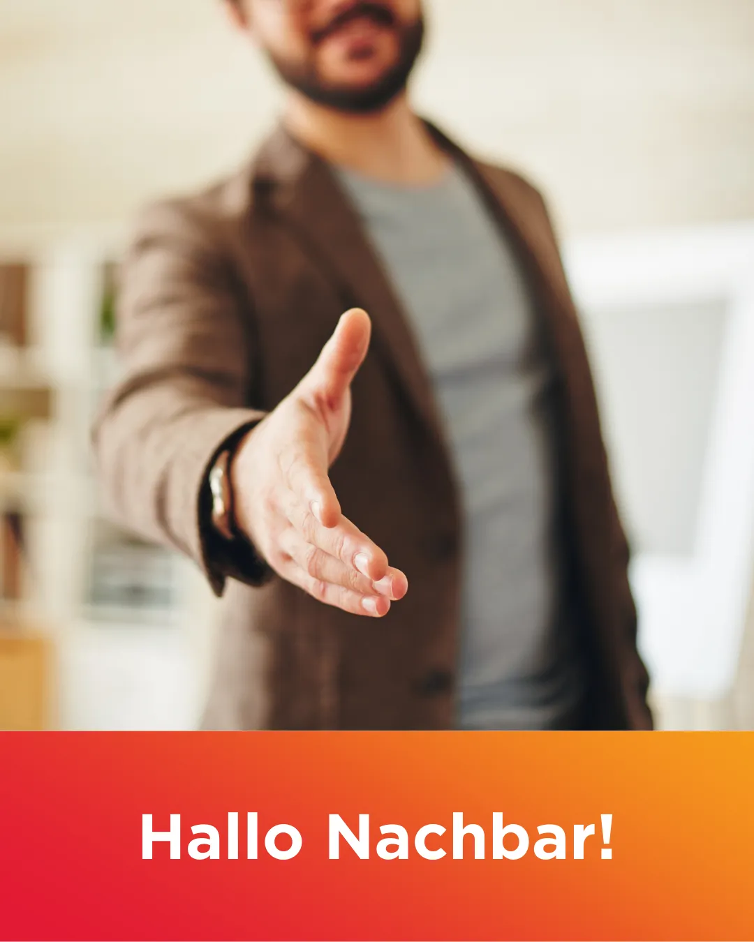Ein Mann in einem braunen Blazer und einem grauen Hemd streckt seine Hand in einer freundlichen Begrüßung aus. Der Hintergrund ist unscharf, und der Text 'Hallo Nachbar!' ist in Weiß angezeigt.