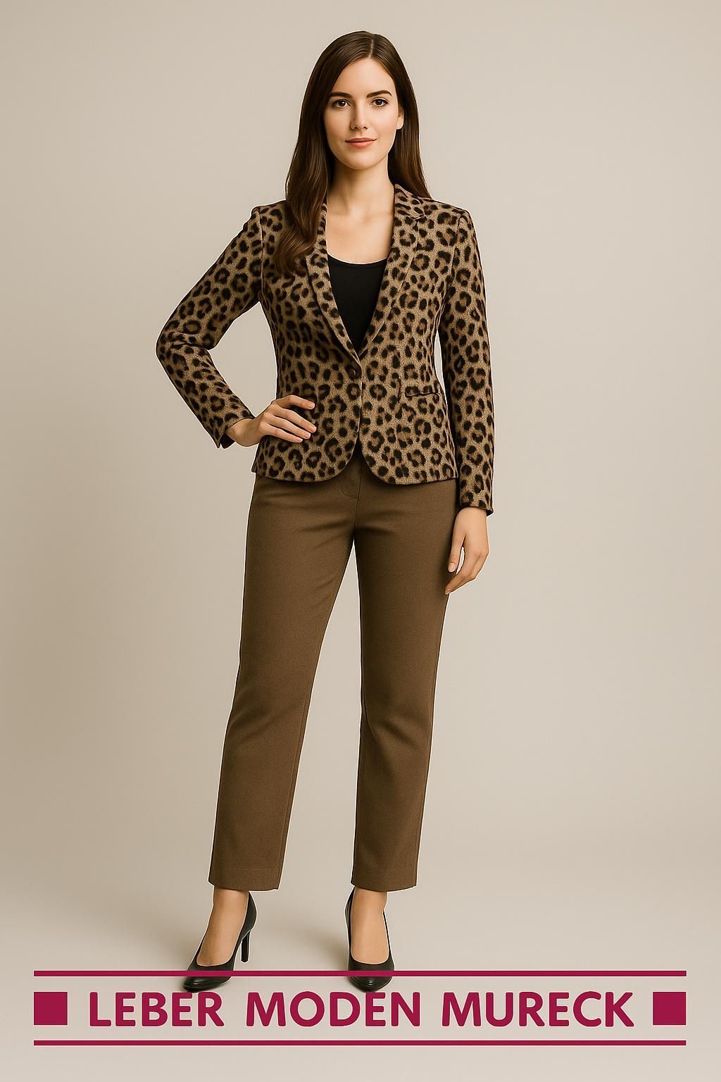 Eine Frau posiert in einem schicken Outfit bestehend aus einem braunen Leoparden-Print-Blazer und passenden Hosen, ergänzt durch schwarze High Heels.
