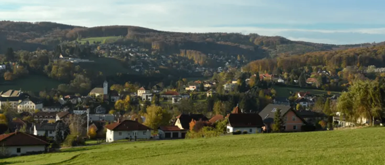 Bild enthält, Outdoors, Nature, Countryside, Rural, Landscape, Village, Architecture, Building