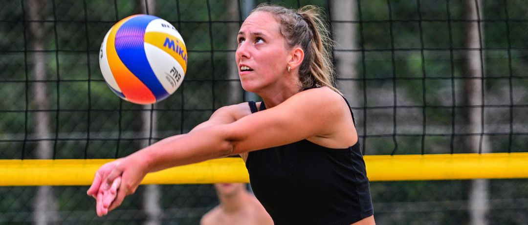 Bild enthält, Sphere, Ball, Sport, Volleyball, Volleyball (Ball), People, Person, Playing Volleyball, Face, Head
